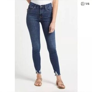 GOOD AMERICAN GOOD LEGS SKINNY MID-RISE CHEWED HEM JEANS. SIZE 2/26. MEDIUM BLUE